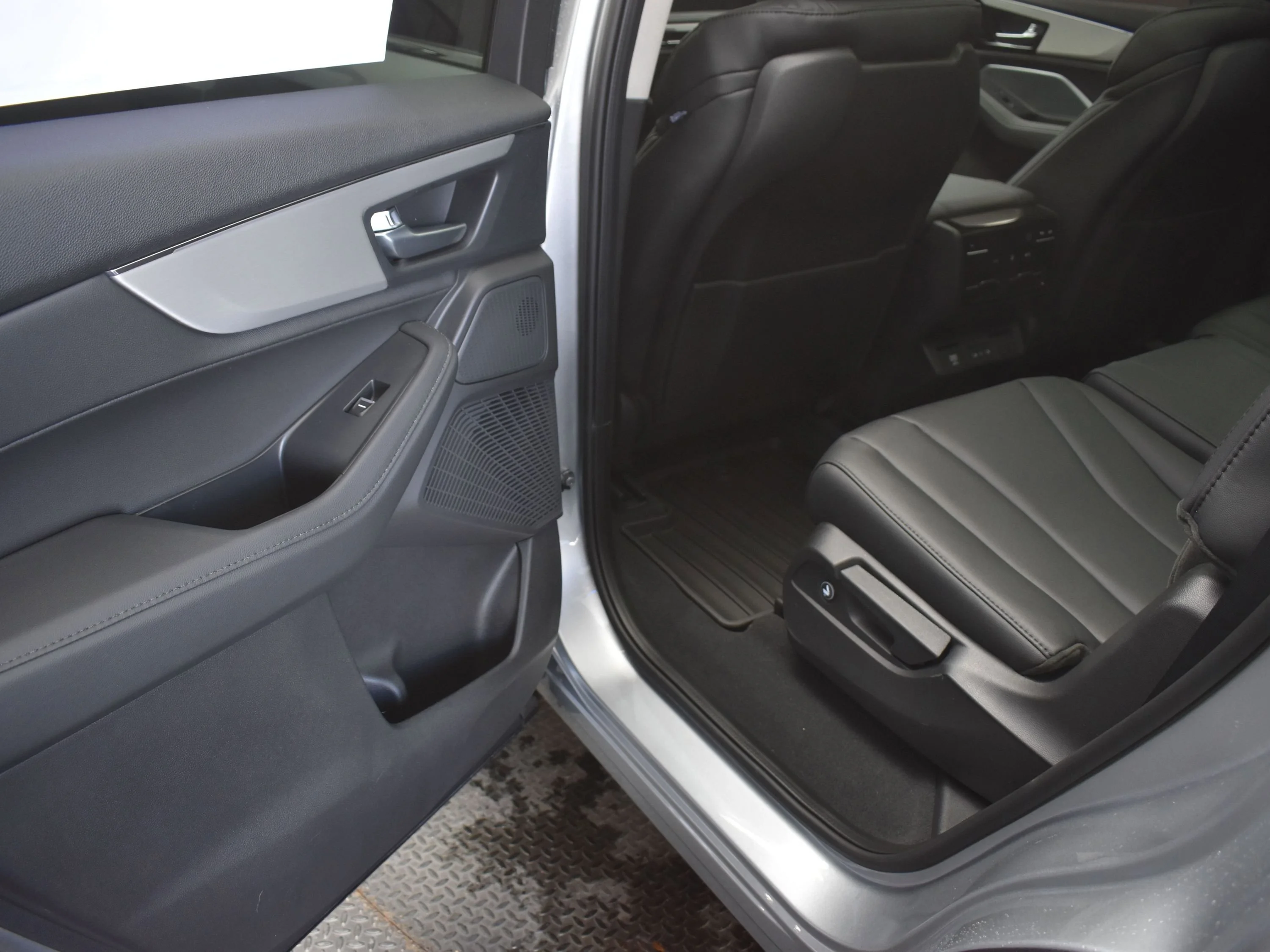 New 2026 Solar Silver Metallic Acura 4MDX image 22