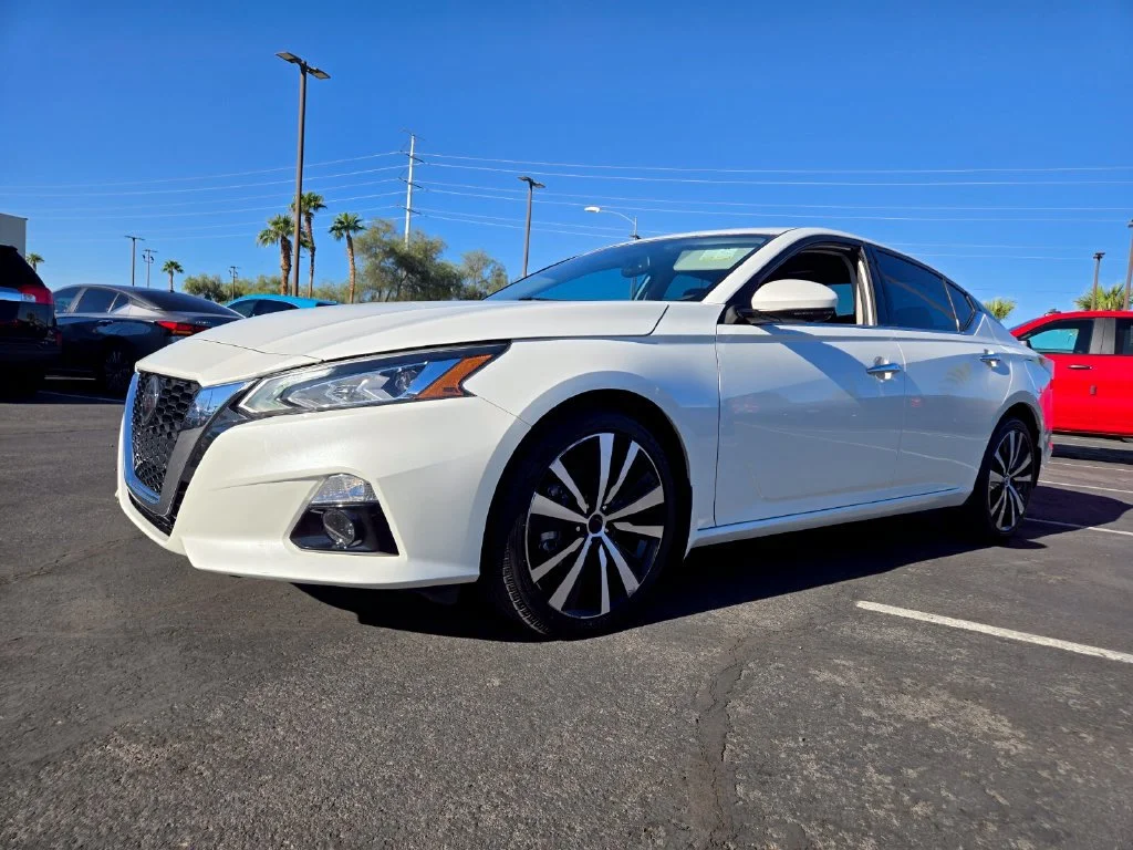 Used 2022 Pearl White Trico Nissan 2.5 Platinum image 2