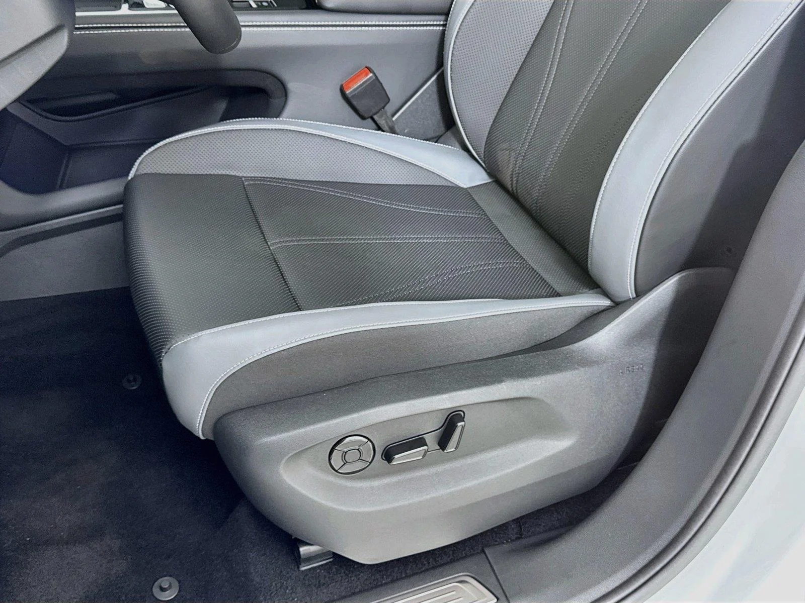 New 2027 Opal White Pearl Volkswagen SE w/Technology image 18