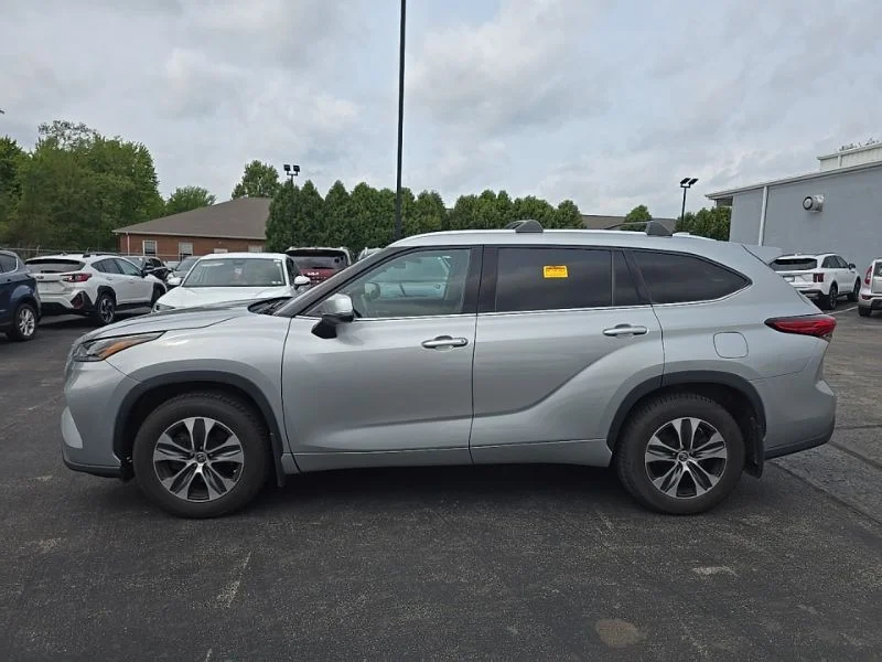 Used 2021 Silver Toyota XLE image 4