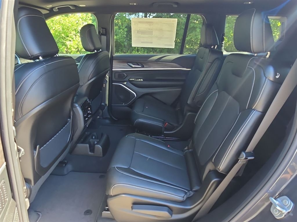 New 2026 Baltic Gray Metallic Clear-Coat Exterior Paint Jeep Limited Reserve image 17
