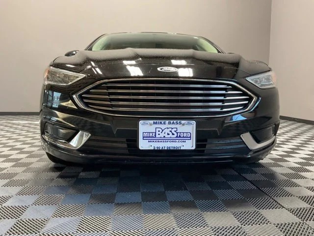 Used 2018 Black Ford SE Luxury image 3