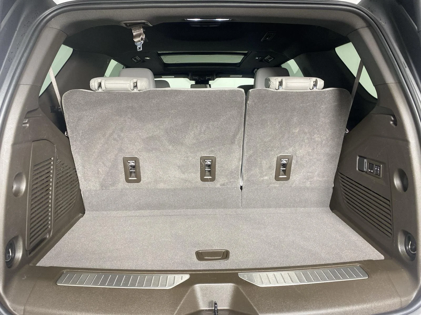 Used 2023 Summit White Chevrolet Z71 image 29
