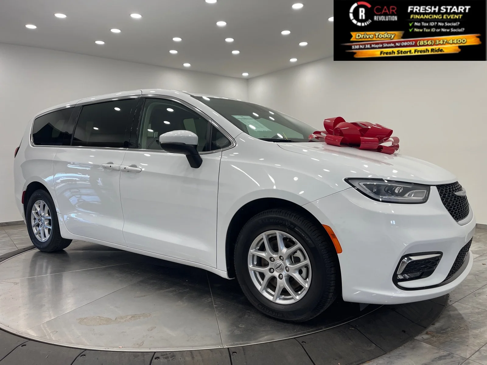 2023 Chrysler Pacifica Touring L's photo