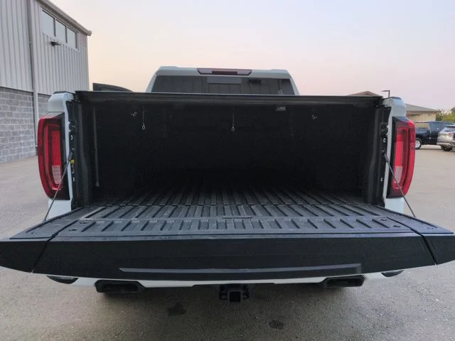 Used 2021 Summit White GMC  image 28