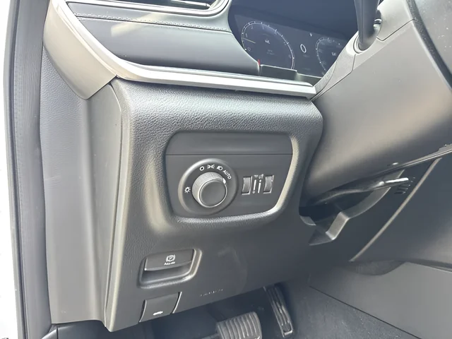 Used 2025 White Jeep Laredo image 11