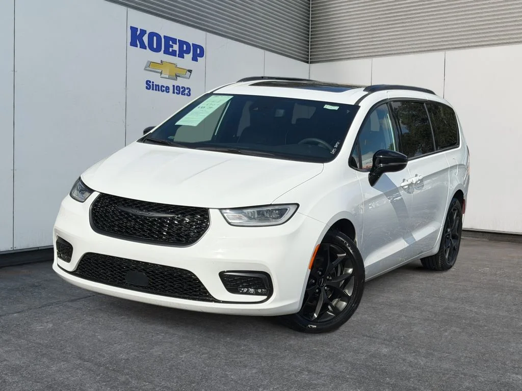 Used 2025 Bright White Clearcoat Chrysler Limited image 1