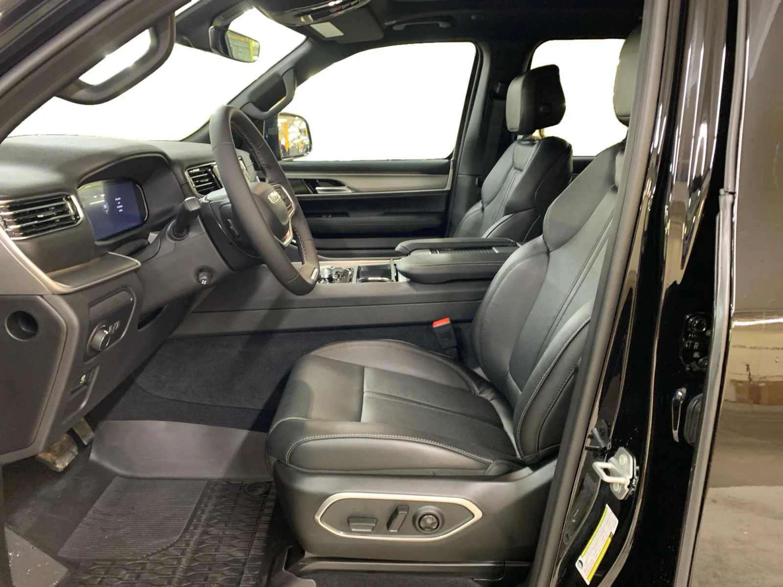 New 2026 Diamond Black Crystal Pearl Jeep Upland image 10