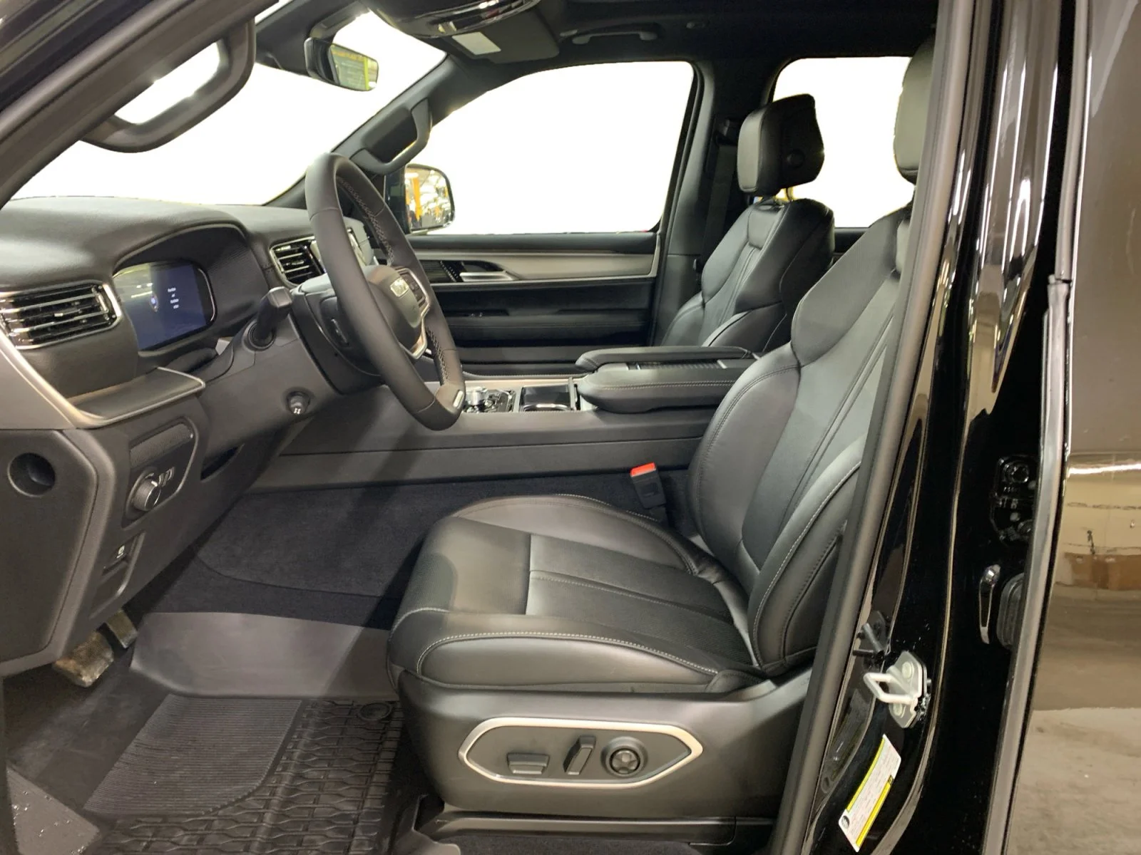 New 2026 Diamond Black Crystal Pearl Jeep Upland image 10