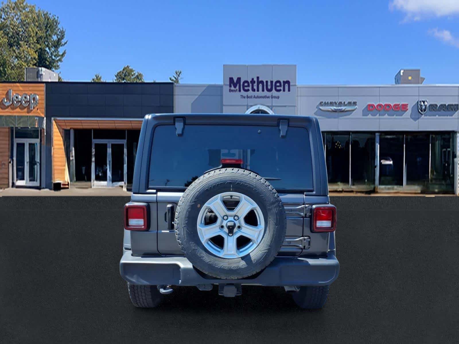 Used 2023 Granite Crystal Metallic Clearcoat Jeep Sport S image 5