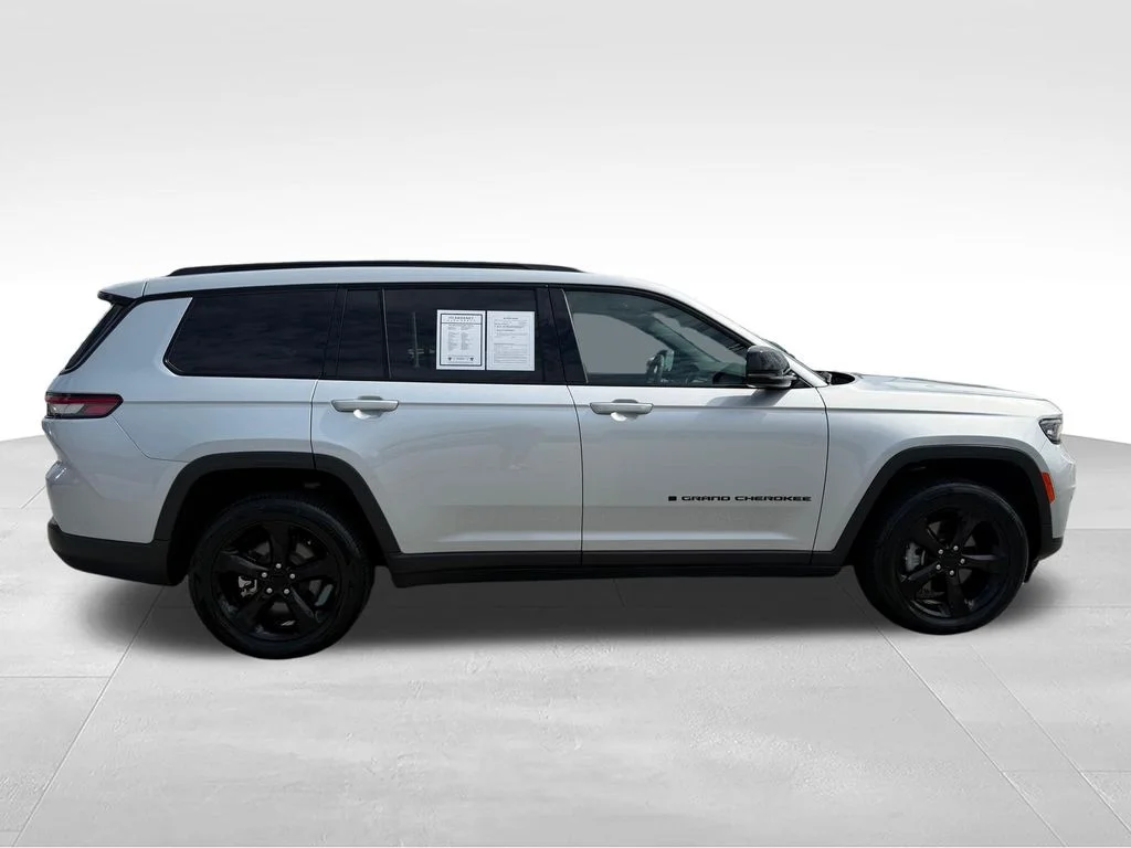 Used 2024 Silver Jeep Altitude X image 30