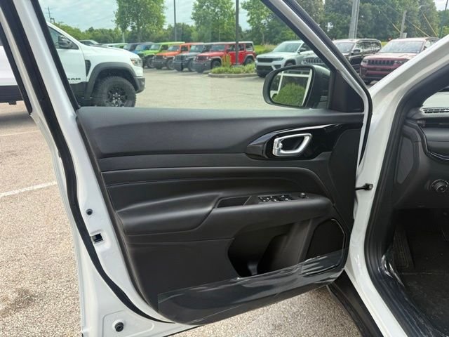 New 2026 Bright White Clear-Coat Exterior Paint Jeep Latitude image 14