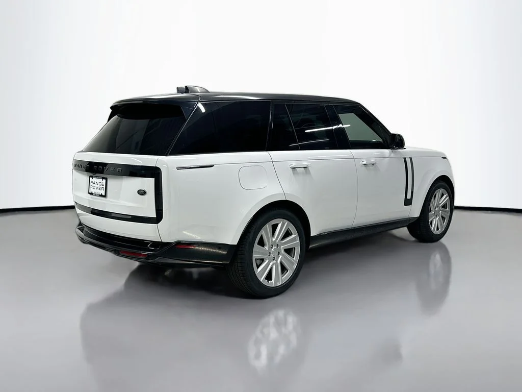 Used 2023 Fuji White Land Rover SE image 9