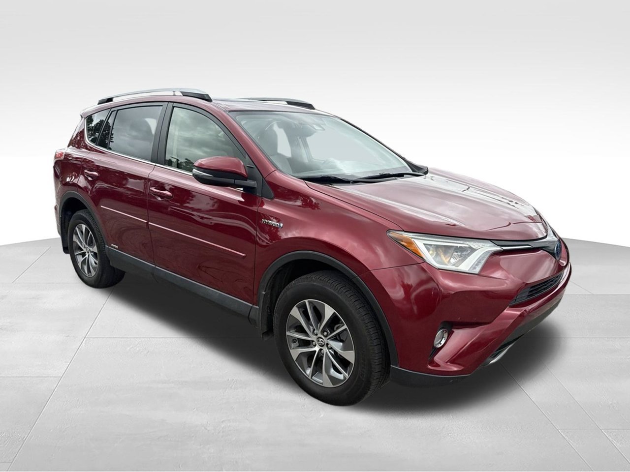 Used 2018 Red Toyota XLE image 3