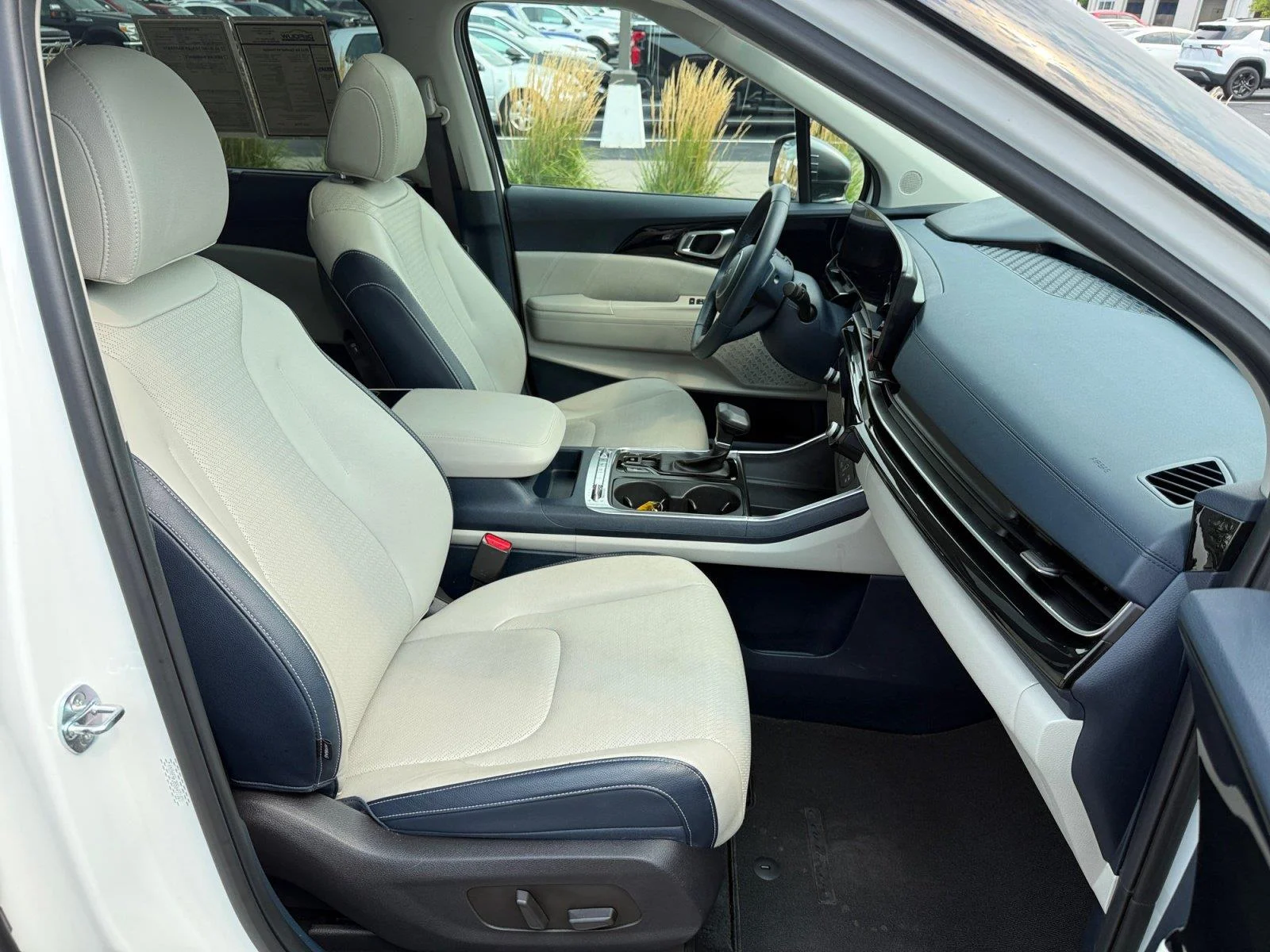 Used 2025 Snow White Pearl Kia SX Prestige image 30