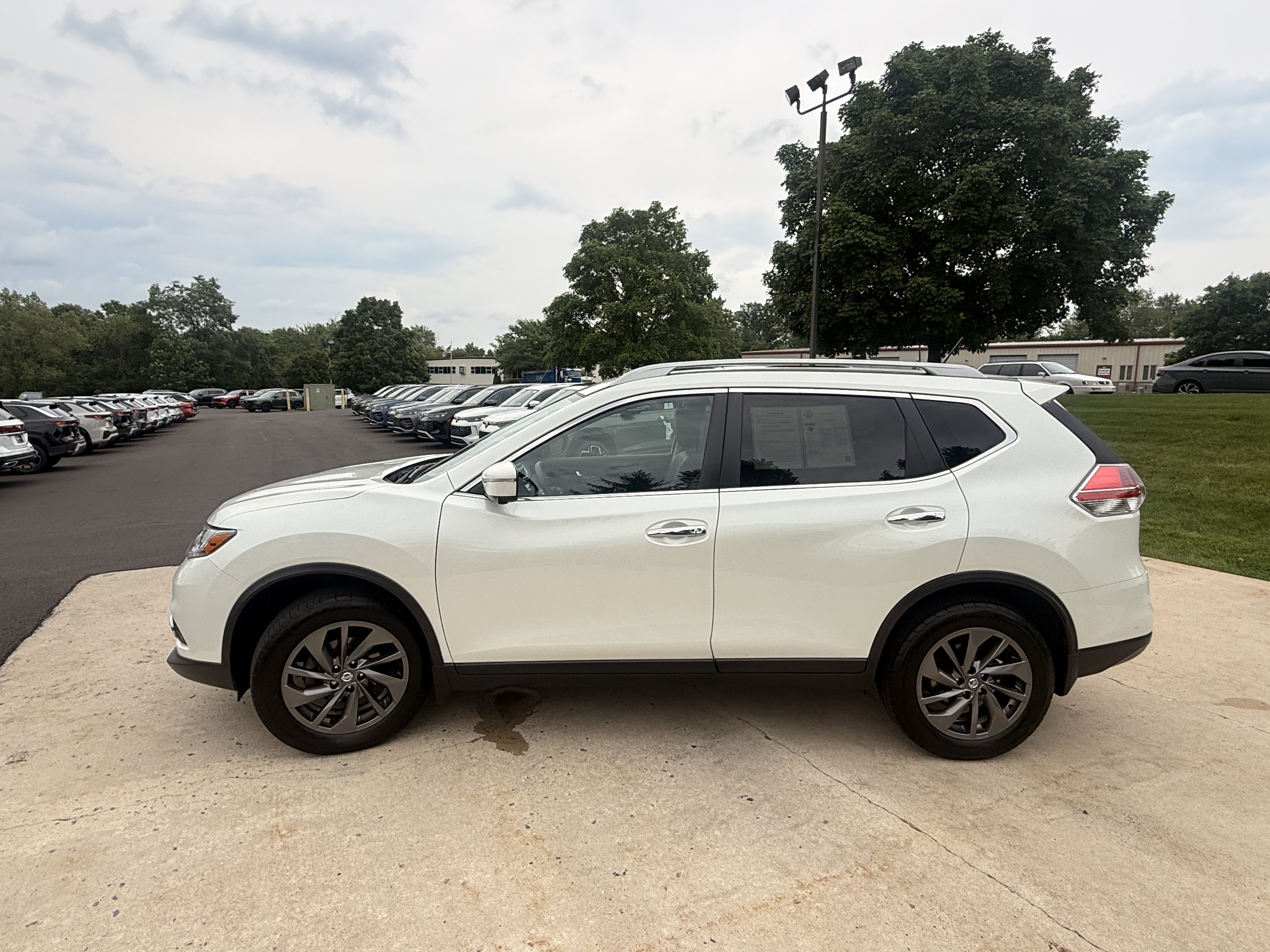 Used 2016 Pearl White Nissan SL image 13