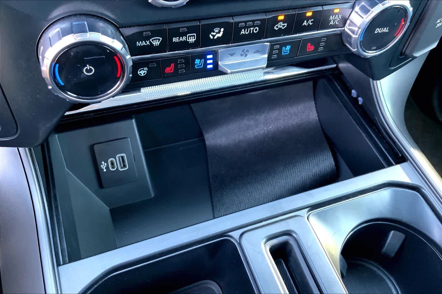 Used 2025 Agate Black Metallic Ford LARIAT image 35