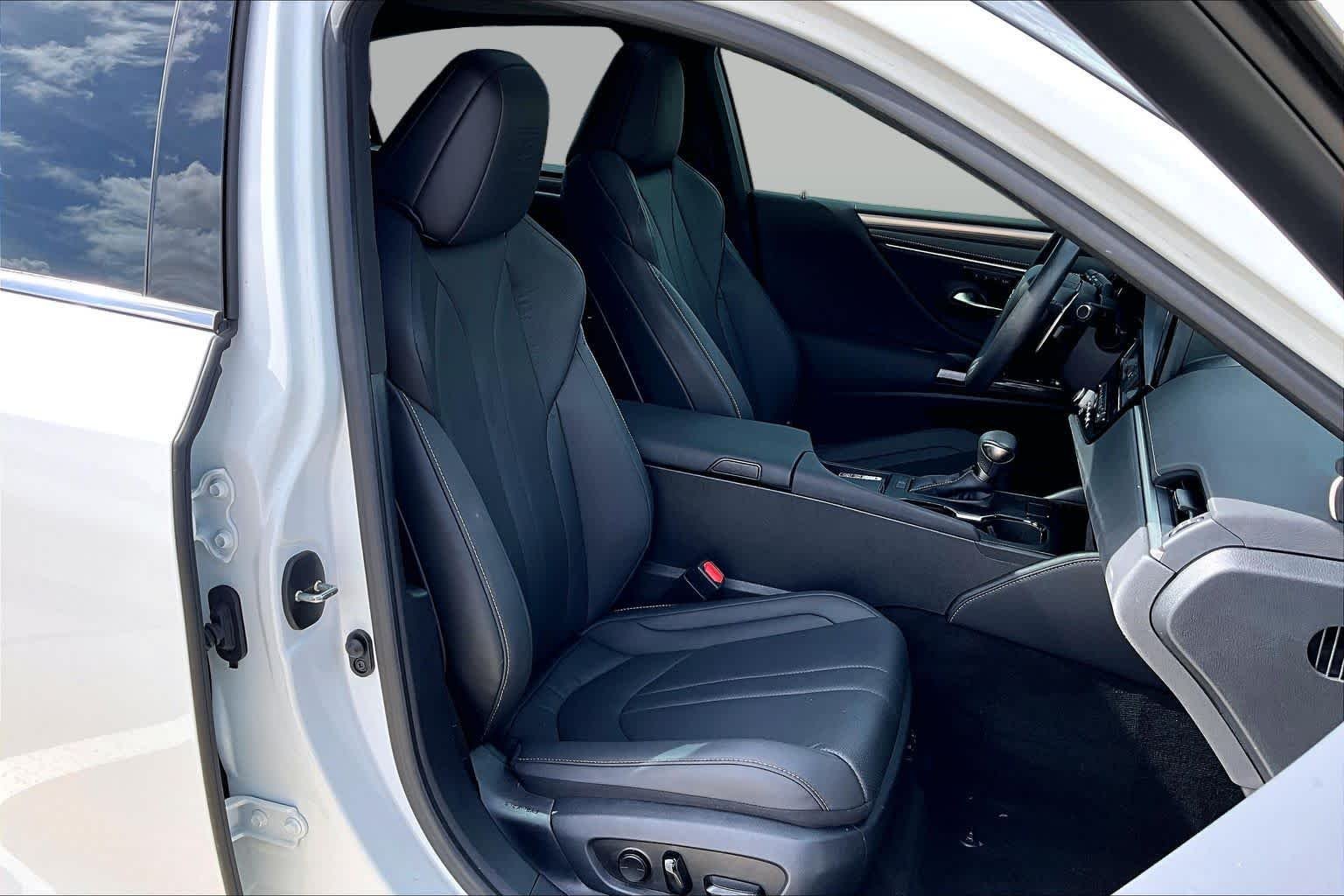 Used 2024 Ultra White Lexus F SPORT Handling image 9