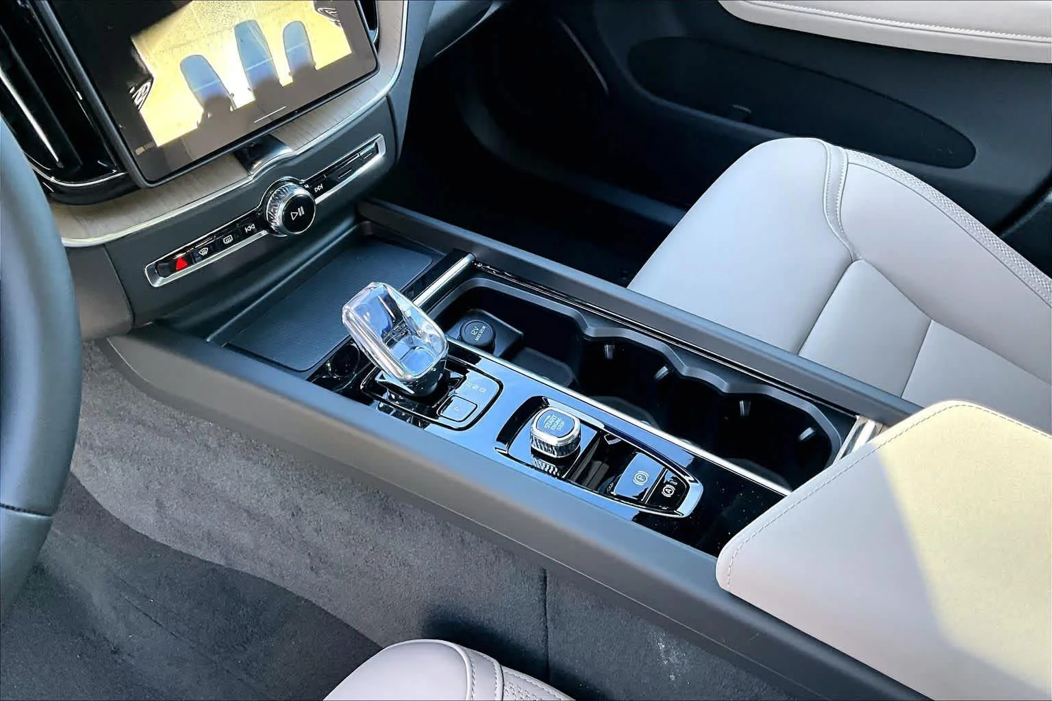 New 2026 AURORA SILVER Volvo Plus image 10