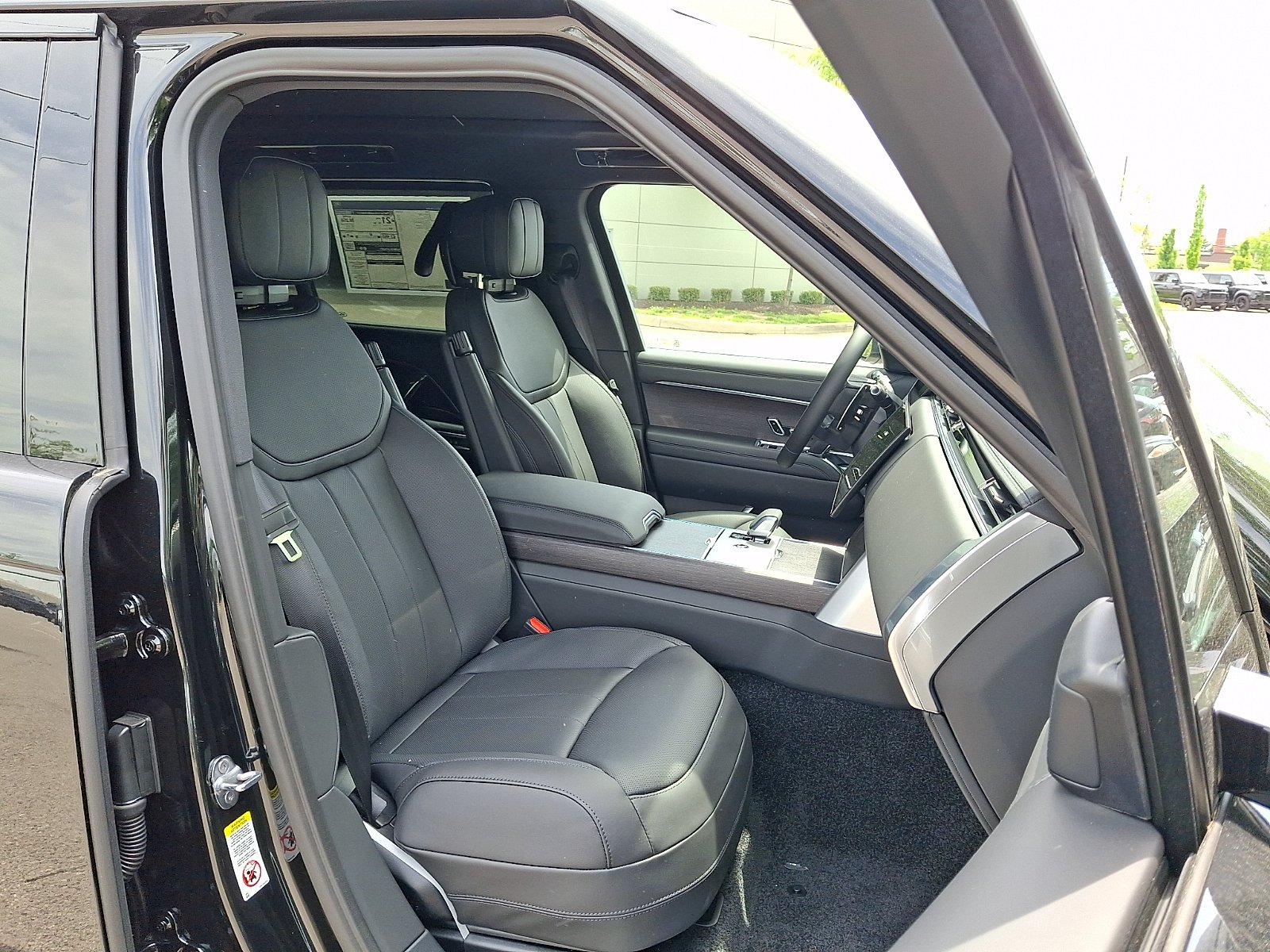 New 2026 Santorini Black Land Rover P400 SE 7 Seat image 3