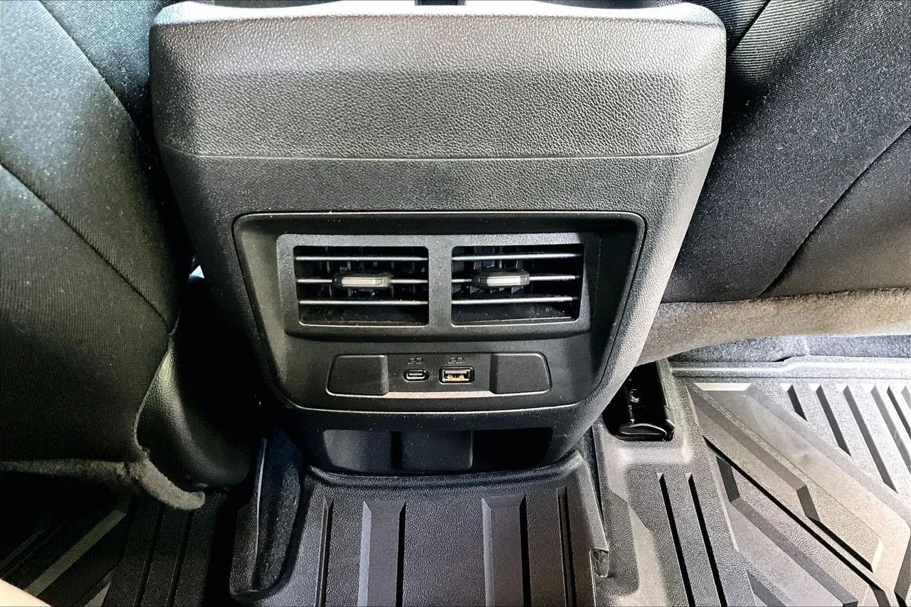 Used 2025 White GMC Elevation image 15