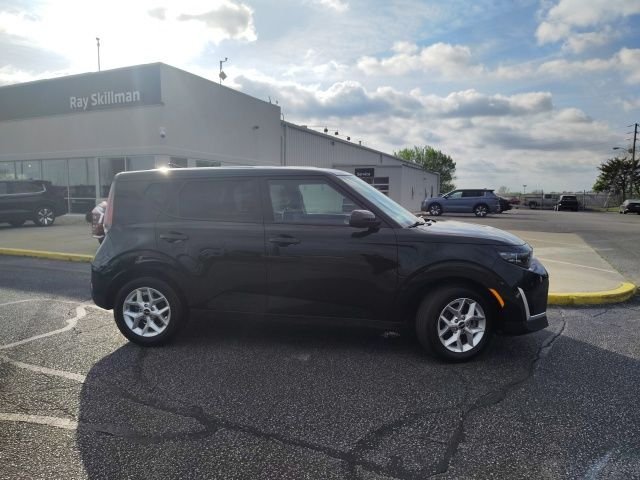 Used 2025 Black Kia LX image 8