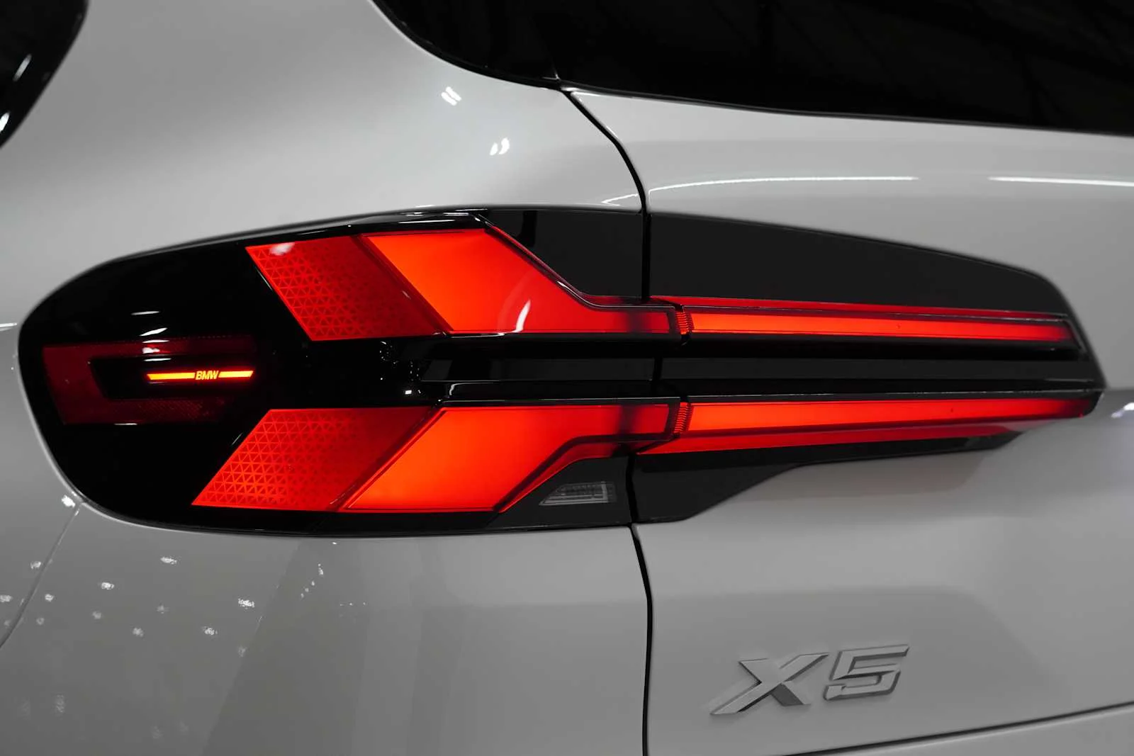 New 2026 Mineral White Metallic BMW xDrive40i image 8
