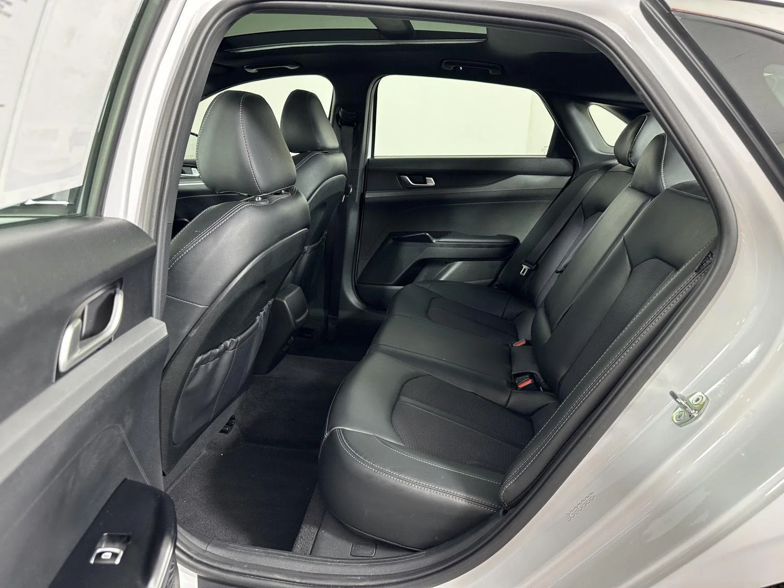 Used 2023 Glacial White Pearl Kia GT-Line image 32