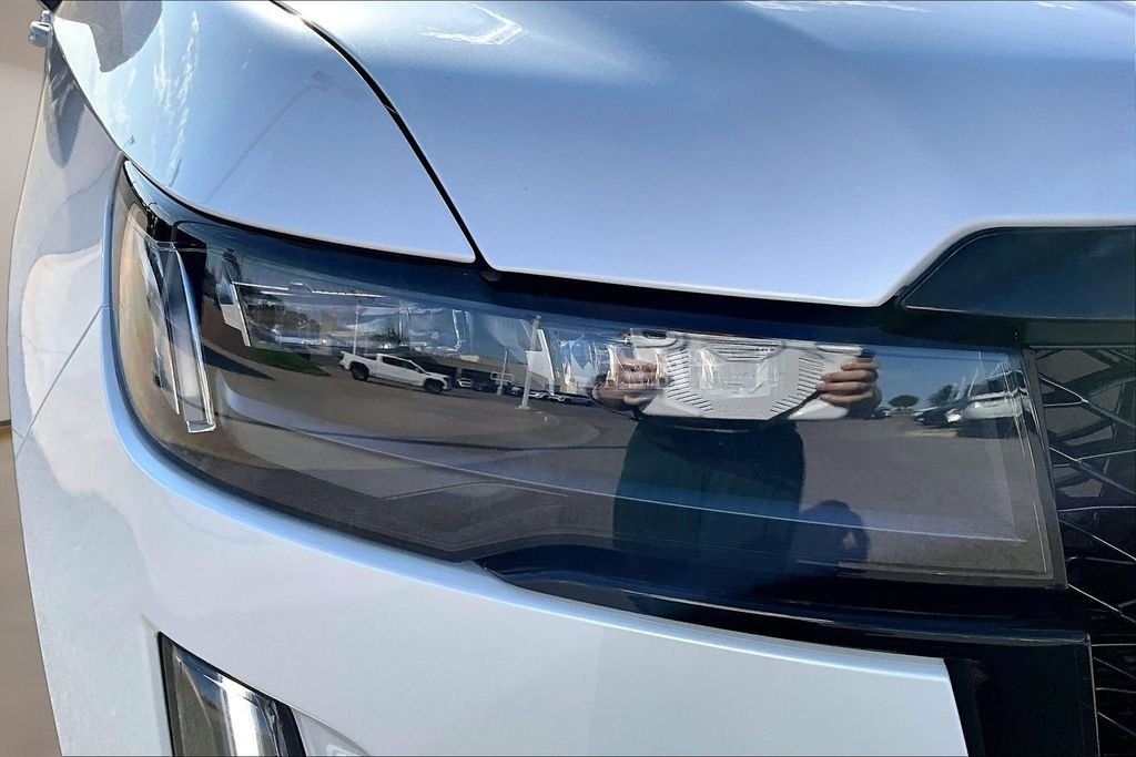 Used 2021 White Cadillac Sport Platinum image 32