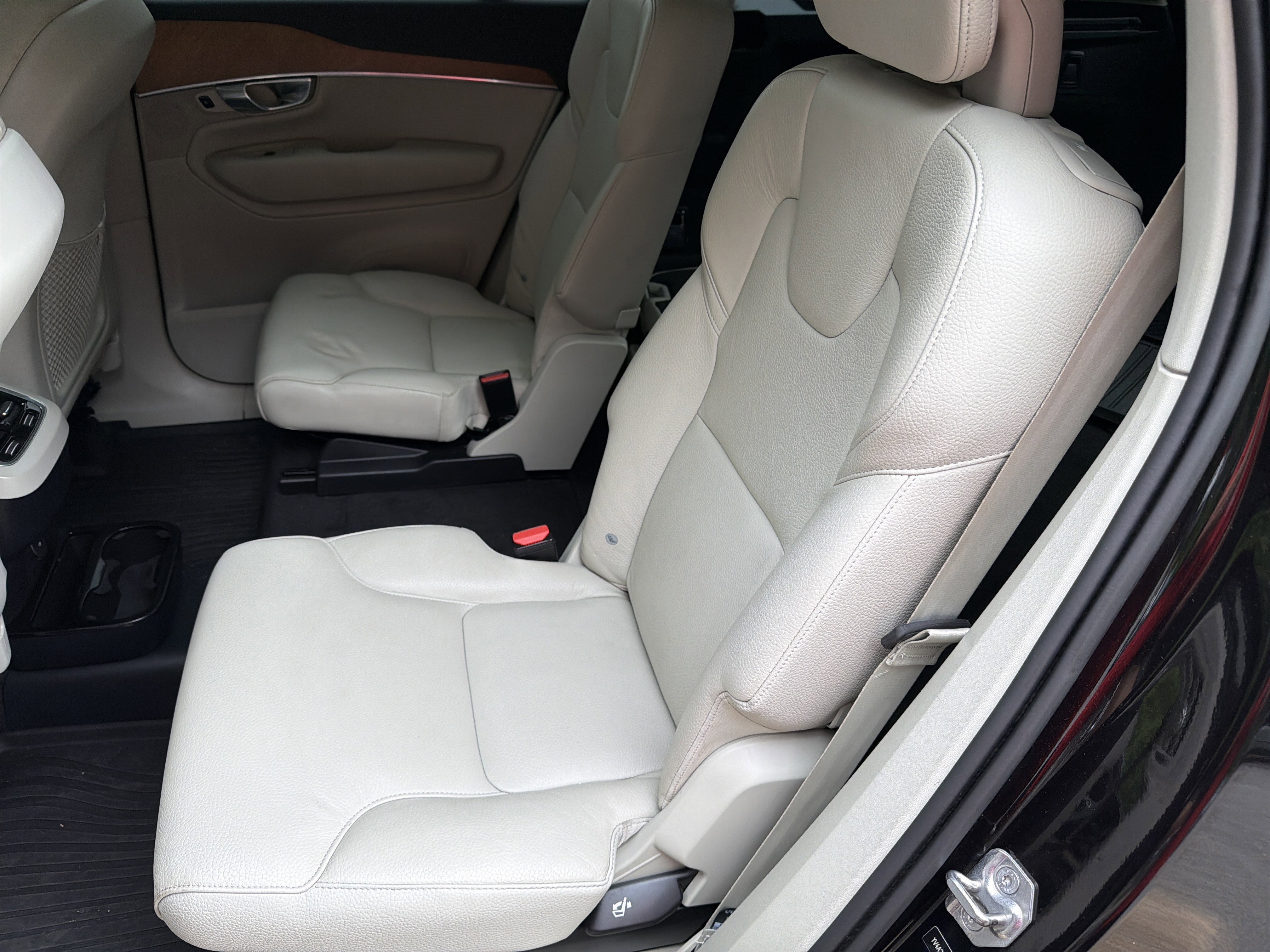 Used 2021 Onyx Black Metallic Volvo Momentum image 17