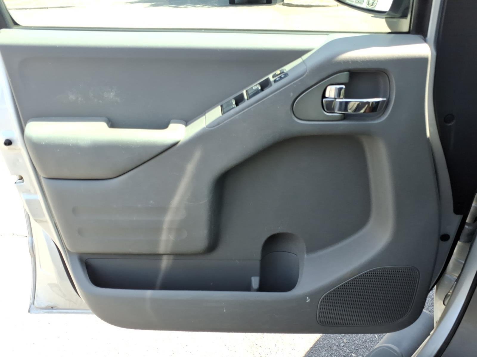 Used 2015 Brilliant Silver Nissan SV image 28