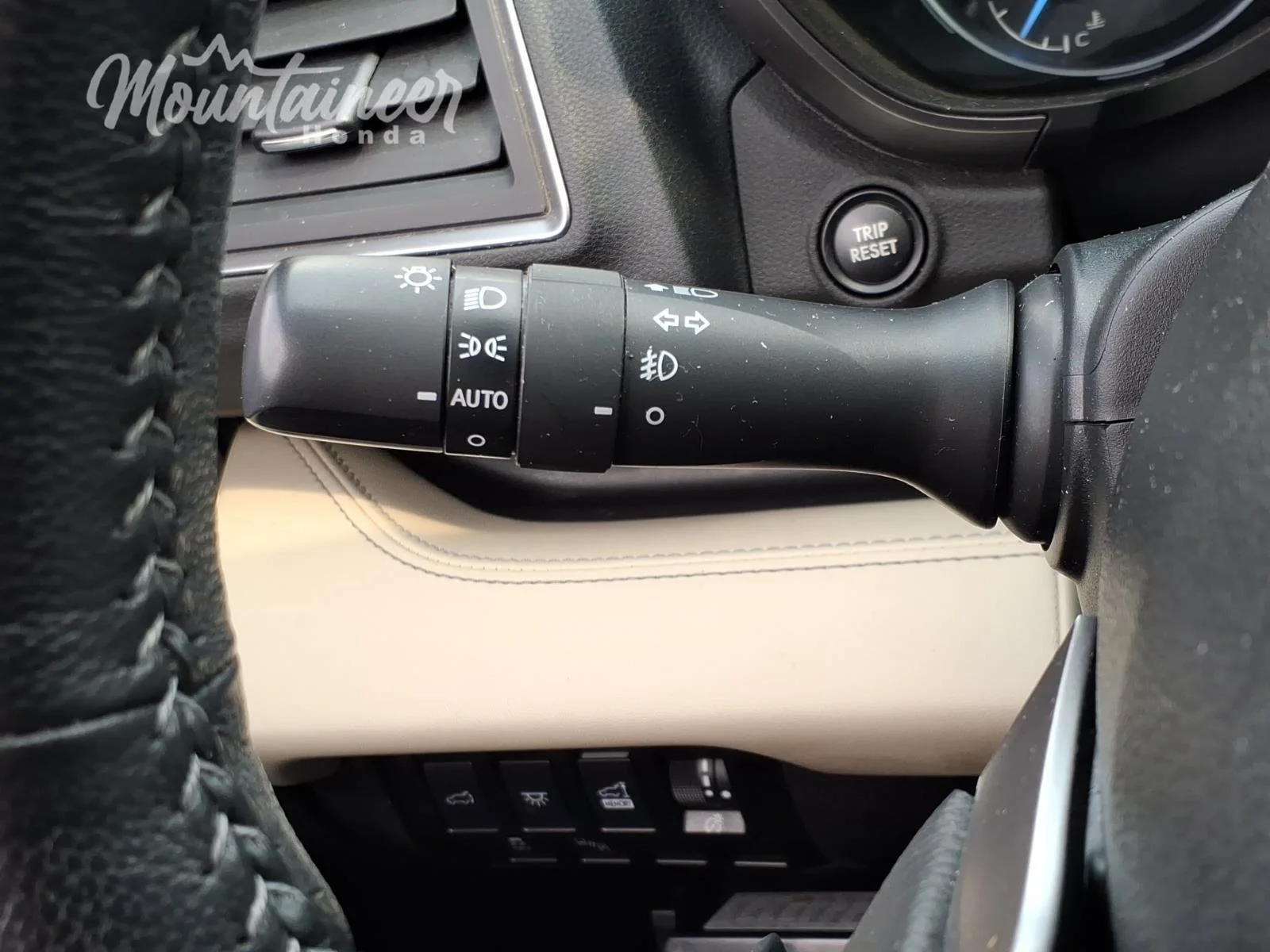 Used 2022 Crystal White Pearl Subaru Limited image 29
