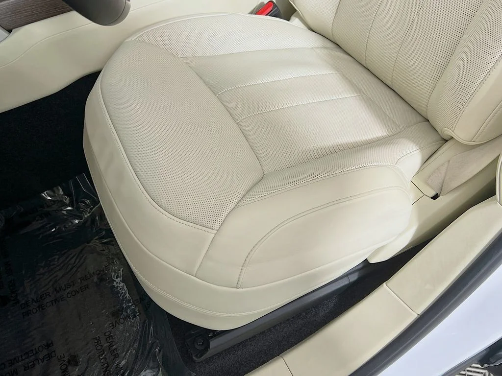 Used 2023 Fuji White Land Rover SE image 20