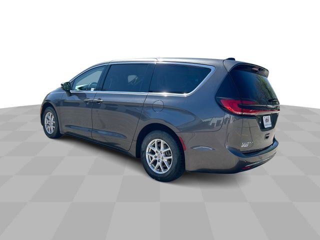 Used 2023 Granite Crystal Metallic Clearcoat Chrysler Touring L image 6