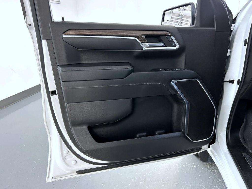 Used 2023 SUMMIT WHITE Chevrolet LT image 9