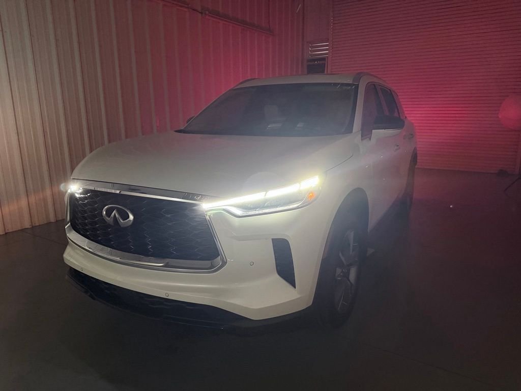 Used 2023 White INFINITI LUXE image 7