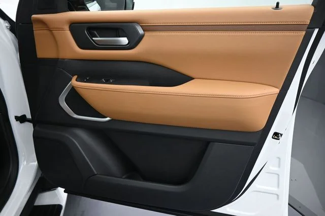 New 2026 Everest White TriCoat Nissan Platinum Reserve image 11