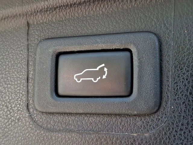 Used 2018 White Subaru 3.6R image 31