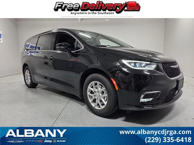 2026 Chrysler Pacifica Select's photo