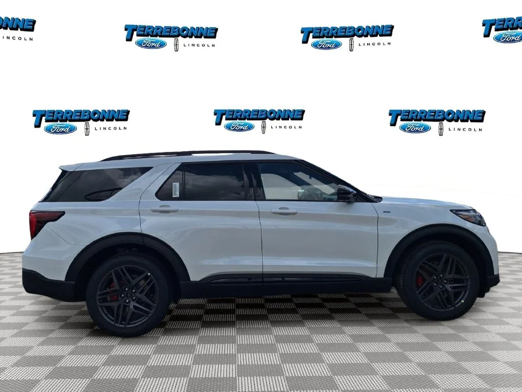 New 2027 Star White Metallic Tri-Coat Ford ST-Line image 4