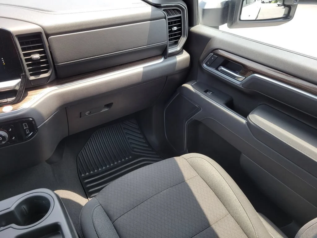 Used 2025 Summit White Chevrolet LT image 19
