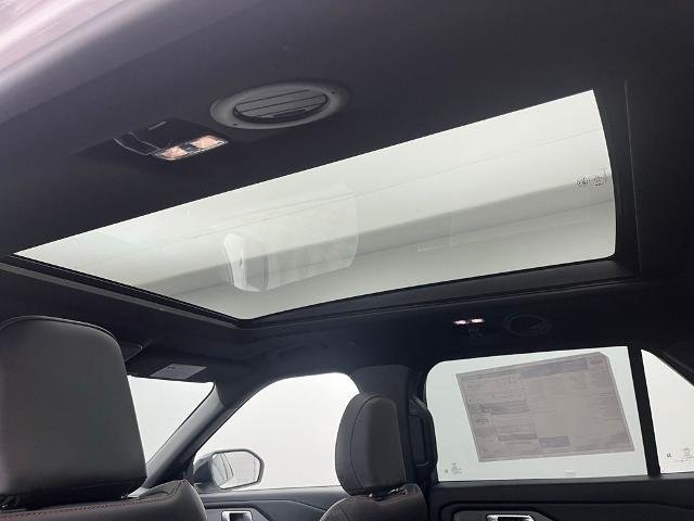 New 2026 Star White Metallic Tri-Coat Ford ST-Line image 5