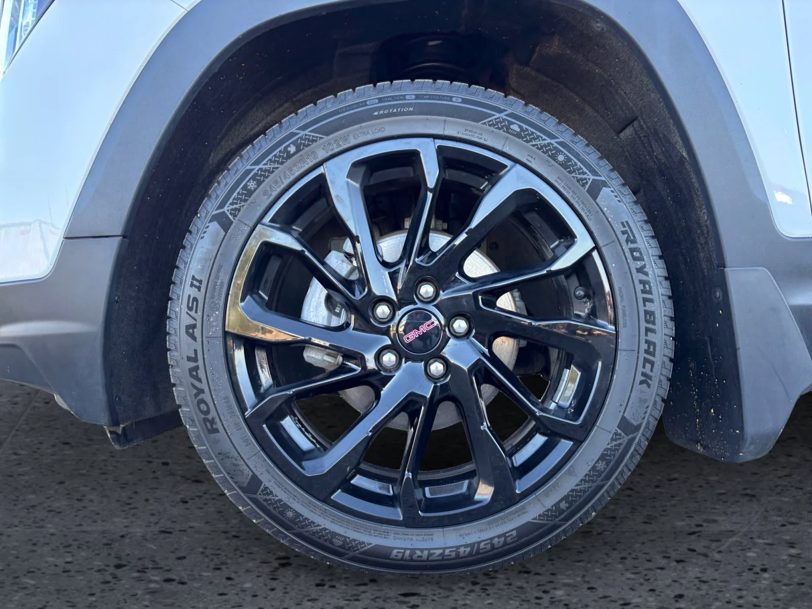 Used 2024 Summit White GMC SLE image 9
