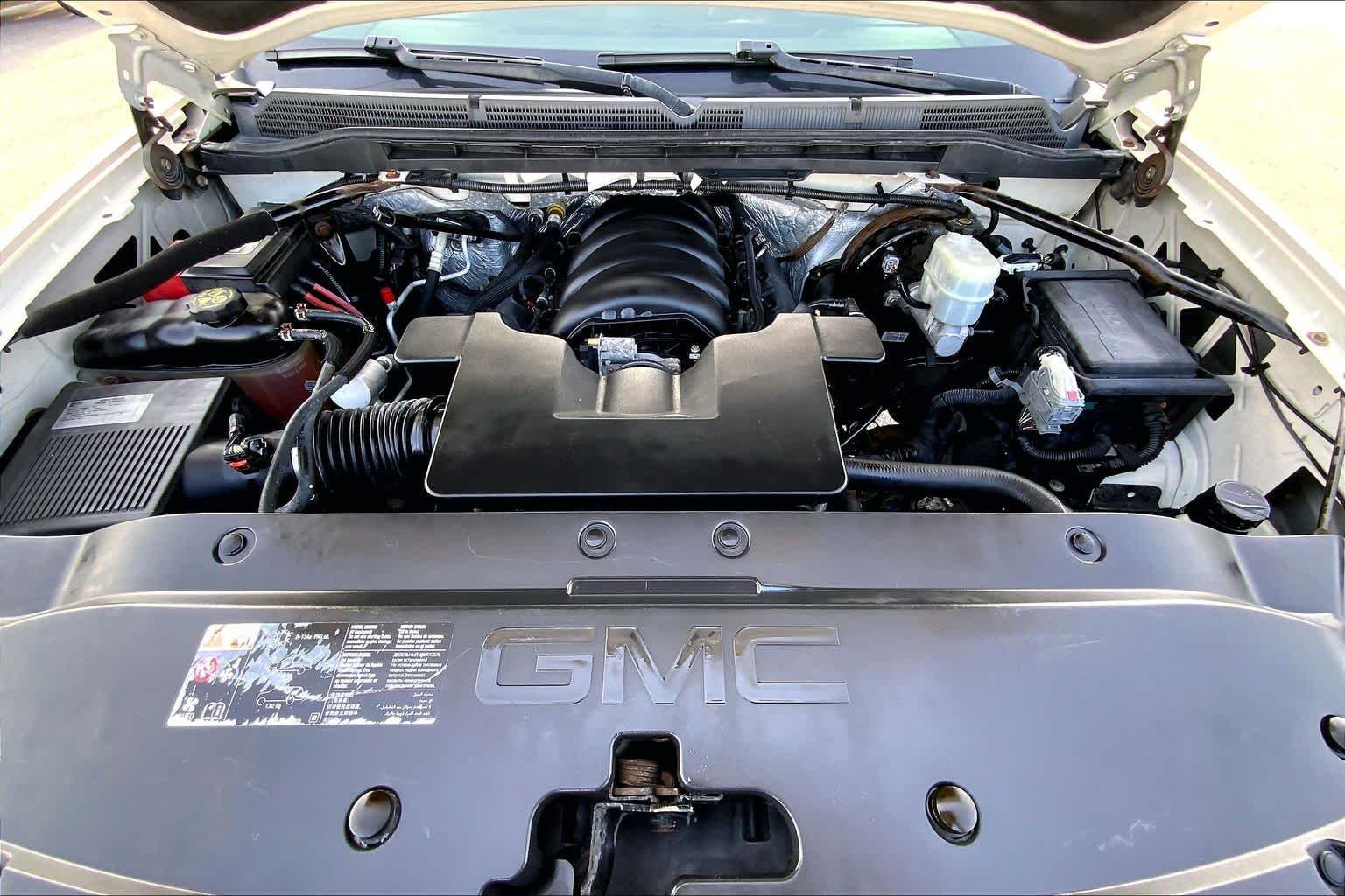 Used 2015 White Diamond Tricoat GMC SLT image 30