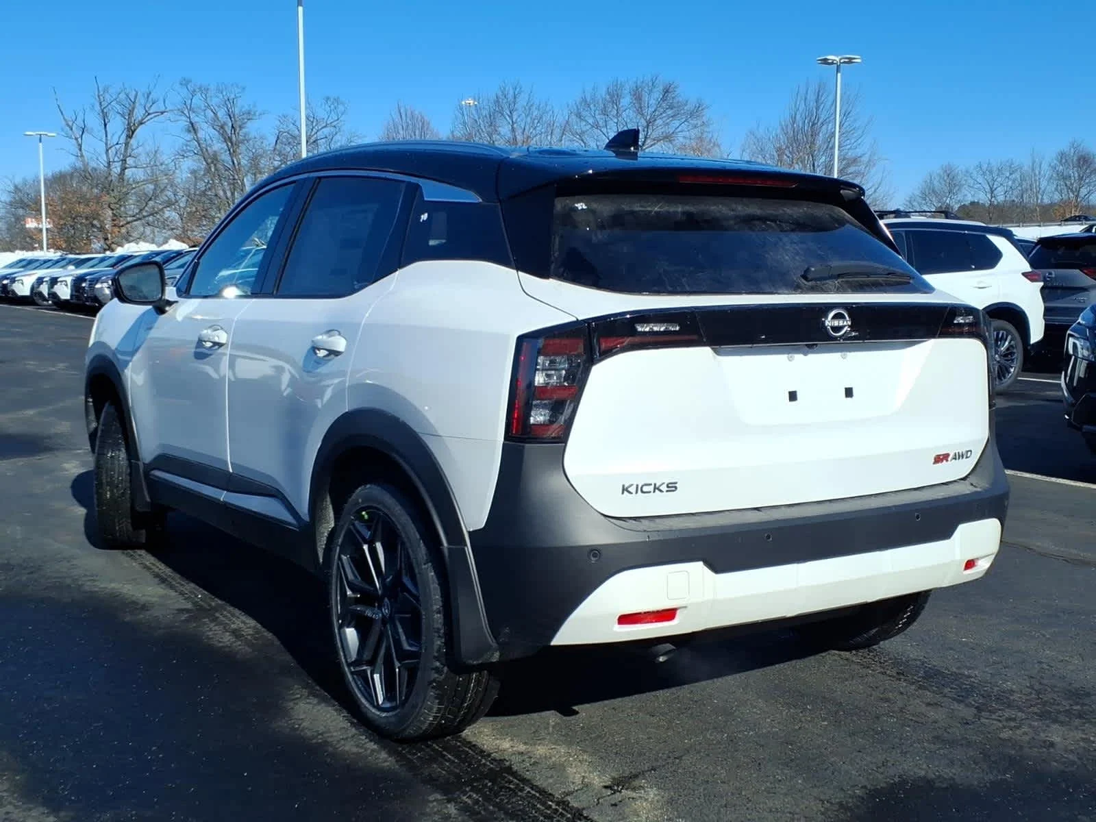 New 2026 Aspen White Tricoat/Super Black Nissan SR image 4