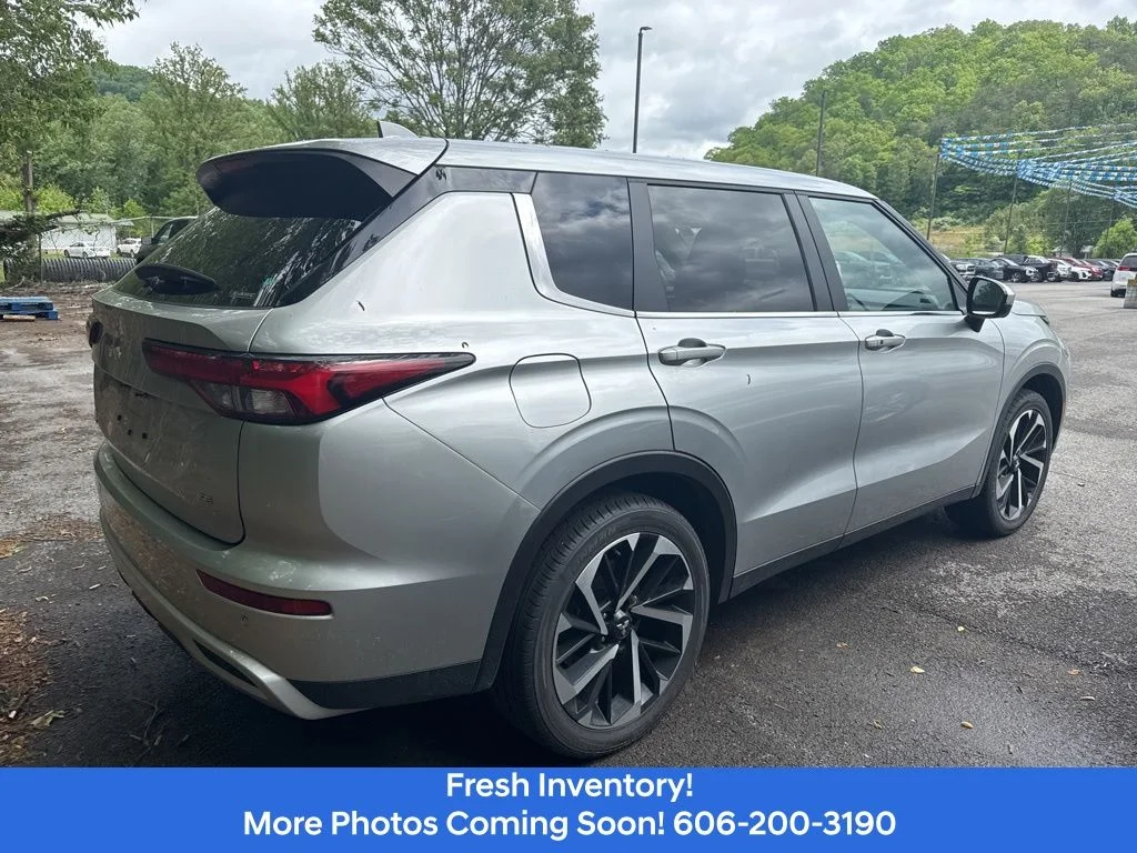 Used 2024  Mitsubishi SE image 6