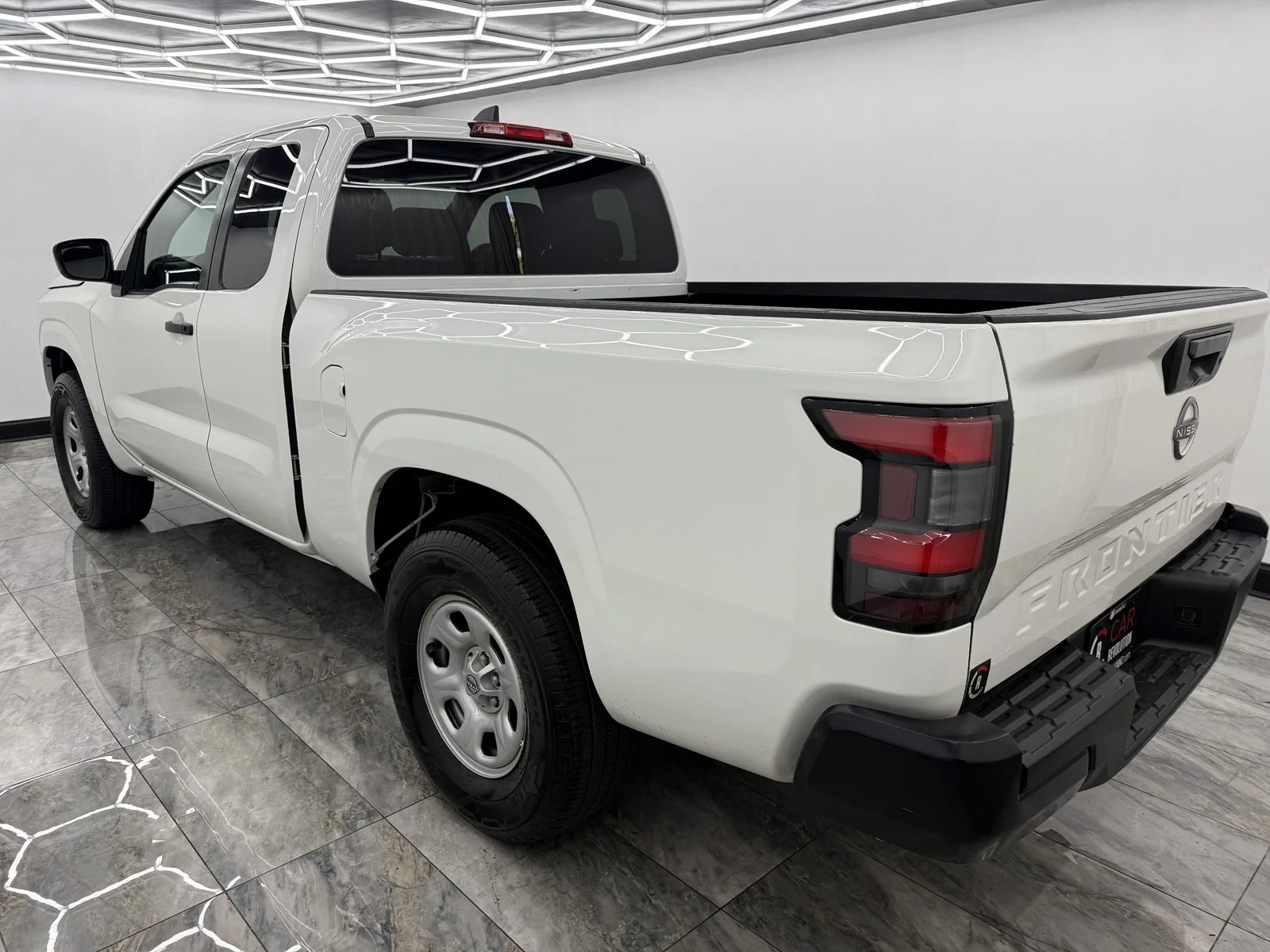 Used 2024 Glacier White Nissan S king cab 4x2 image 4
