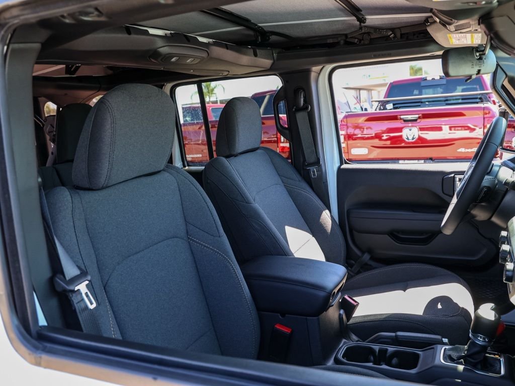 New 2026 Bright White Clear-Coat Exterior Paint Jeep Willys Extreme image 19