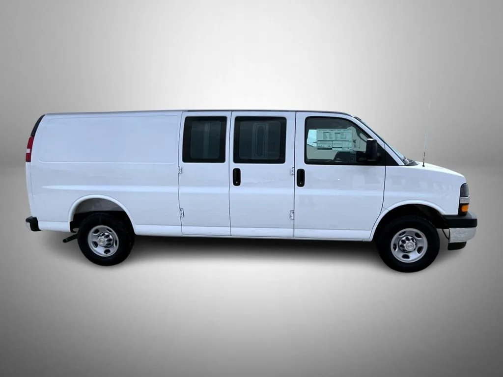 New 2026 Summit White Chevrolet 1WT image 4