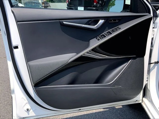 Used 2023 White Kia SX image 27
